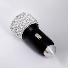 Chargeur de voiture double USB élégant, orné de strass brillants, avec charge rapide et un design compact pour recharger rapidement les appareils