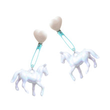 Boucles d'oreilles à breloques en forme de-Trombone hors blanc