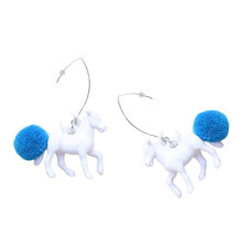 Boucles d'oreilles cheval tendance-Boule de poils hors blanc
