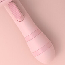 Pettine per gatto a forma di ape con funzione autopulente rosa, strumento di grooming facile