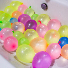 Wasserballons in verschiedenen Farben, schnell zu