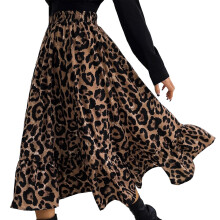 Saia plissada feminina, modelo evasê vintage com estampa, cintura alta, estilo casual e fluida, em tecido acetinado, com cós elástico e babados,