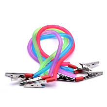 Juego de 4 pinzas elásticas para servilletas de colores con cadena, porta babero, cordón para el cuello y accesorio de mesa.