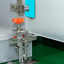 Befestigung von Scharnierklammern für schwere magnetische Schränke Positionierung der Scharnierposition für das Scharnier der Schranktür