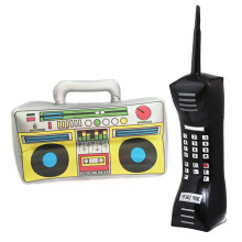 Boombox gonfiabile dai colori vivaci, argento stampato con un design retrò colorato, perfetto per decorazioni di feste anni '80/'90 e realizzato in