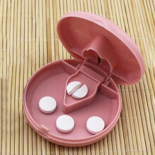 Pill Divider, Medication Divider, Swallowing Aid for Large and Small Tablets, Pink 7x7x2 cm