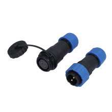 Connecteur de câble innovant pour systèmes d'alimentation extérieurs, en laiton plaqué or pour une résistance optimale à la corrosion,