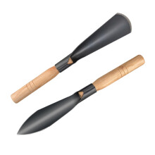 2 pieces of manganese steel planting trowels with ergonomic wooden handles for gardening, transplanting, loosening soil, and weeding vegetables.