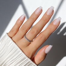 Glamnetic Press-On Nails - Oat Milk | Weiße Fake Nails in mittlerer Coffin-Form | 15 Größen - 30 Nägel mit Kleber
