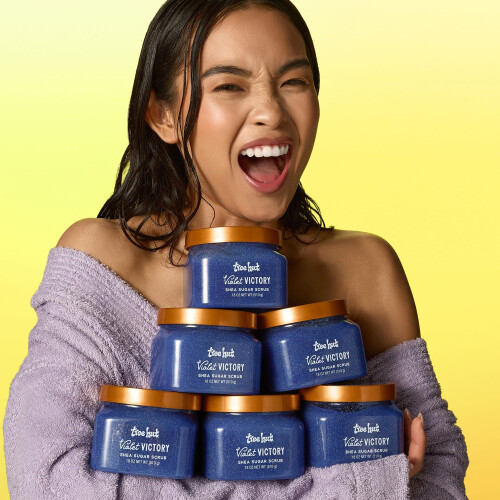 Tree Hut Violet Victory Scrub με Αλάτι και Βούτυρο Καριτέ, Ενυδάτωση και Απολέπιση Δέρματος 1