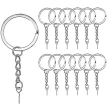 Verpakking van 100 platte sleutelhangers met ketting, schroefsluiting en oogje, ideaal cadeau voor familie en vrienden.