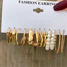 Set mit 6 Paar C-förmigen Perlenohrringen mit gedrehtem Metalldesign, Artikelnummer 55213, Gold