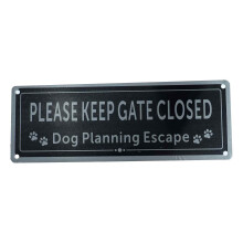 Placa de segurança "Cuidado com o Cão", em liga de alumínio resistente às intempéries, ao desbotamento e à água, para uso externo. Possui