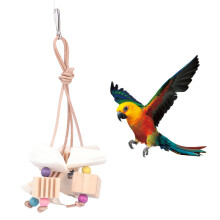Natürlicher Holz-Kauspielzeug für Vögel mit Tintenfischknochen & Rinderhautseil