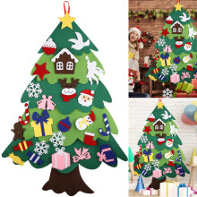 Creatieve kerstdecoratie voor kinderen, zelfgemaakte kerstboom van vilt voor jonge kunstenaars, interactieve adventskalender die peuters betrekt bij