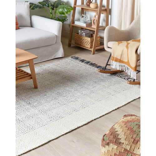 Beliani Rug OMERLI White 140 x 200 cm Wool 1