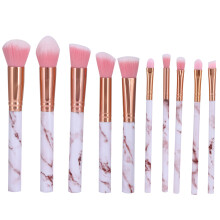 Estompez les contours et illuminez votre visage comme un pro ! Brosse à poils de qualité supérieure, lot de 10, avec manche en marbre unique.