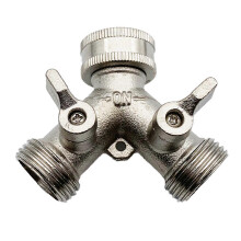 Robuuste 2-weg Y-splitter voor 3/4" tuinslang met handbediende afsluitkleppen voor kraan, afvoer en wringer.