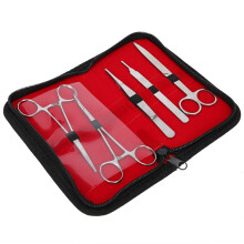 Conjunto completo de equipamentos cirúrgicos, incluindo pinças hemostáticas e fórceps em aço inoxidável com cabos ergonômicos, pontas