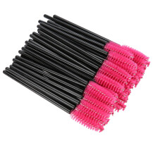 Pincéis descartáveis para rímel, leves e compactos, ideais para uso profissional em salões de beleza. Possuem cerdas de fibra macia e cabeça em