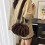 Premium-Plüschhandtasche mit eleganter Rüsche, drei-Kaffee 4