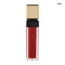 Feuchtigkeitsspendender Lippenstift mit hochglänzendem Finish, der den Komfort eines Lippenbalsams imitiert. Kräftiger, glänzender Kussmund auf