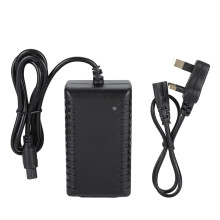 Universele elektrische fietslader compatibel met 48V en 36V lithiumbatterijsystemen, voorzien van snellaad-LED-indicator en intelligent koelsysteem.