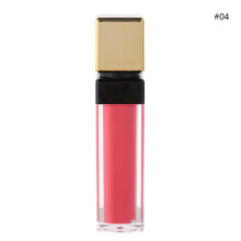 Feuchtigkeitsspendender Lippenstift mit hochglänzendem Finish, der den Komfort eines Lippenbalsams imitiert. Kräftiger, glänzender Kussmund auf