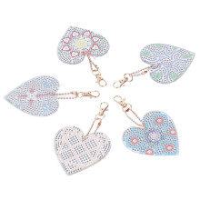 Conjunto de 5 llaveros de pintura con corazones y piedras de strass