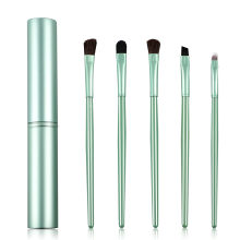 Pinceaux de maquillage quotidiens charmants, poils fins pour une application uniforme et sans danger au lavage. Manche tubulaire en aluminium pour