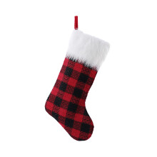 Meia de Natal com punho de pelúcia, design clássico e rústico, ideal para decoração de lareira e ambientes internos espaçosos, criando uma