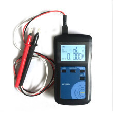 Probador de baterías con función Zr: mide resistencias internas de hasta 0,30 miliohmios. La pantalla LCD digital ofrece una fácil lectura, ideal