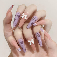 Faux ongles décorés, ongles en acrylique non toxiques, brillants et longs à coller : une alternative pratique et abordable aux salons de manucure