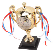 Dekorativer Wecker im Trophäen-Stil. Stilvoller Wecker mit-Gold