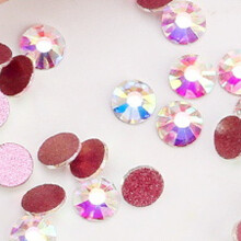 Strass para a alma criativa: Gemas brilhantes e transparentes com base plana, ideais para trabalhos manuais com cristais de alta qualidade e