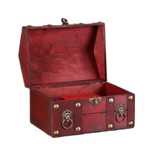 Decoratieve houten schatkist uitgerust met antiek slot.-Rood