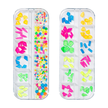 Decorațiuni elegante pentru unghii, pietre strălucitoare din cristal cu set de bijuterii, asortate în roșu atemporal, diamante în forme mixte