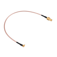 Coaxkabel met lage signaalverzwakking voor draadloze signaaloverdracht. Hoogwaardig materiaal, haakse connector, 4G LTE-compatibel, vlamvertragend.