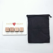 El romántico juego de pareja de dados de madera incluye un tablero de ajedrez y una bolsa de almacenamiento, adecuado