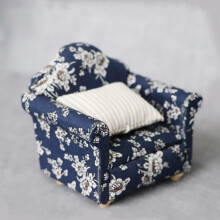 Stoffbezogenes Puppenhaus-Sofa mit Sessel, maßstabsgetreue, gepolsterte Miniatur-Wohnzimmermöbel im Vintage-Look, handgefertigtes Einzelsofa für