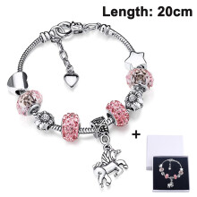 Bracciale regolabile con catena a serpente e perline di cristallo, personalizzabile con ciondolo unicorno scintillante, pronto per essere regalato.