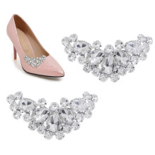 Eleganță inspirată de tiara de cristal, suprafață lustruită cu finisaj neted și ușor, cleme strălucitoare cu strasuri, accente de modă
