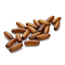 Perles en bois naturel pré-percées, faciles à enfiler grâce à leur légèreté, aspect rustique pour la création de bracelets et guirlandes.