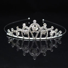 Coroa de cabelo infantil com design requintado, strass e cristais coloridos, estilo princesa, leve e durável, com pente de liga metálica para o Dia