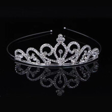 Coroa de cabelo infantil com design requintado, strass e cristais coloridos, estilo princesa, leve e durável, com pente de liga metálica para o Dia
