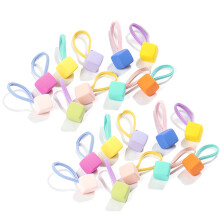 Charmante haaraccessoires in snoepkleuren, schattige kleine pluizige pompon haarelastiekjes en scrunchies voor een modieuze look voor meisjes.