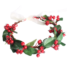 Kunstmatige bloemenkroon met bladeren en bessen, elegant vintage ontwerp, perfect als accessoire voor bruiloften en festivaldecoraties.