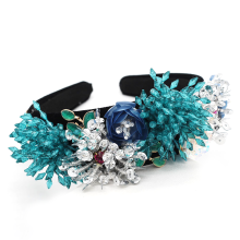 Elegante copricapo glamour per damigella d'onore, con cristalli iridescenti, ideale per eventi all'aperto e concerti.