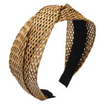 Gevlochten raffia van stro, veelzijdig en geschikt voor elke look dankzij het duurzame en elastische materiaal.