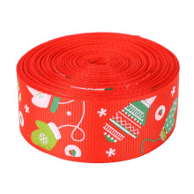 Fita de cetim para embalagem de presentes com estampa natalina dourada, design clássico de Natal, cores vibrantes e borda aramada.